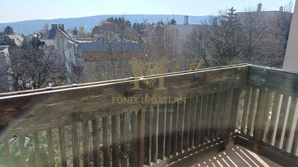 RÓZSADOMBON GYÖNYÖRŰ PANORÁMÁS VILÁGOS LAKÁS ELADÓ !!!