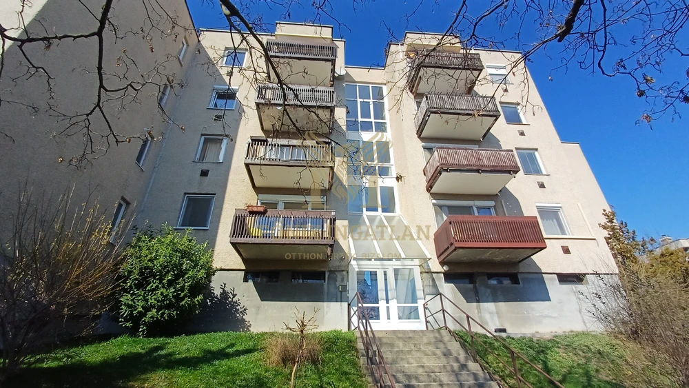 RÓZSADOMBON GYÖNYÖRŰ PANORÁMÁS VILÁGOS LAKÁS ELADÓ !!!