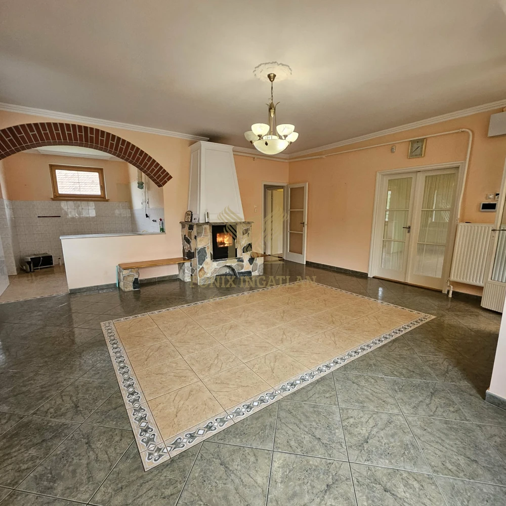 Központi elhelyezkedés, nyugodt otthon Kunszentmiklóson – sokoldalú lehetőségekkel!