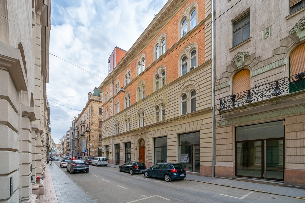 Budapest VI. kerület – Paulay Ede utcában egyedi kialakítású, prémium lakás eladó