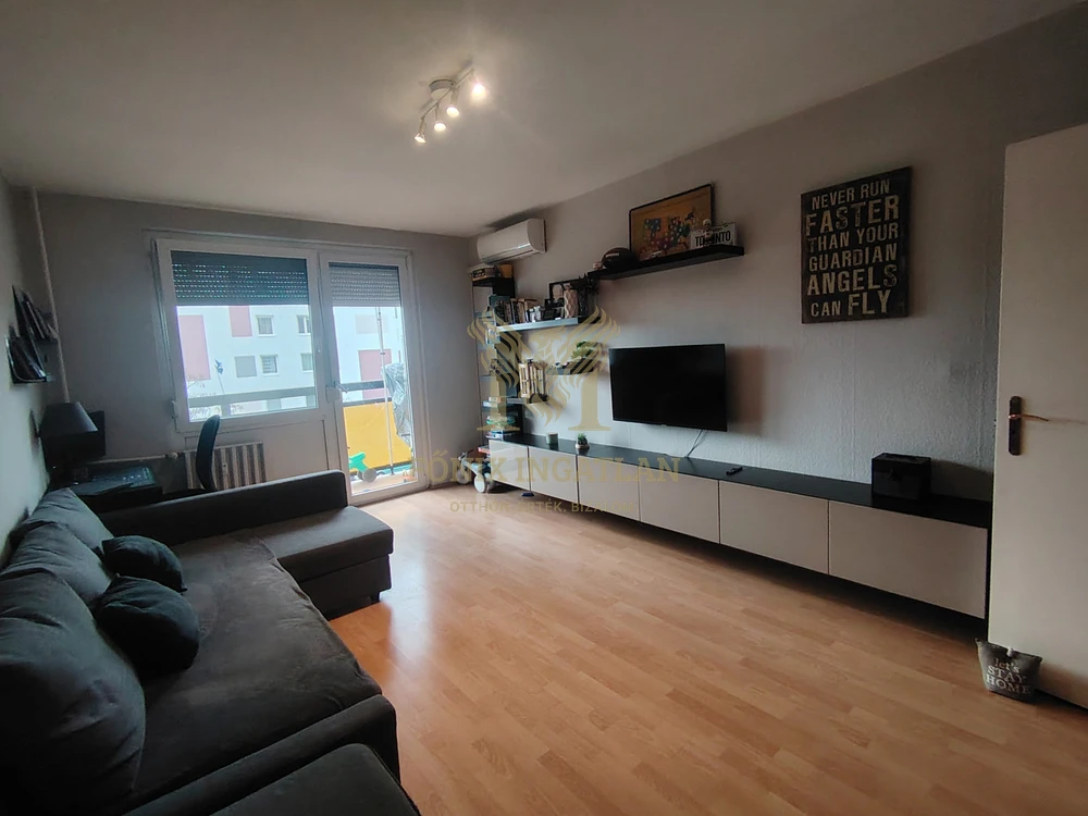 Eladó világos, erkélyes panellakás kiváló közlekedéssel