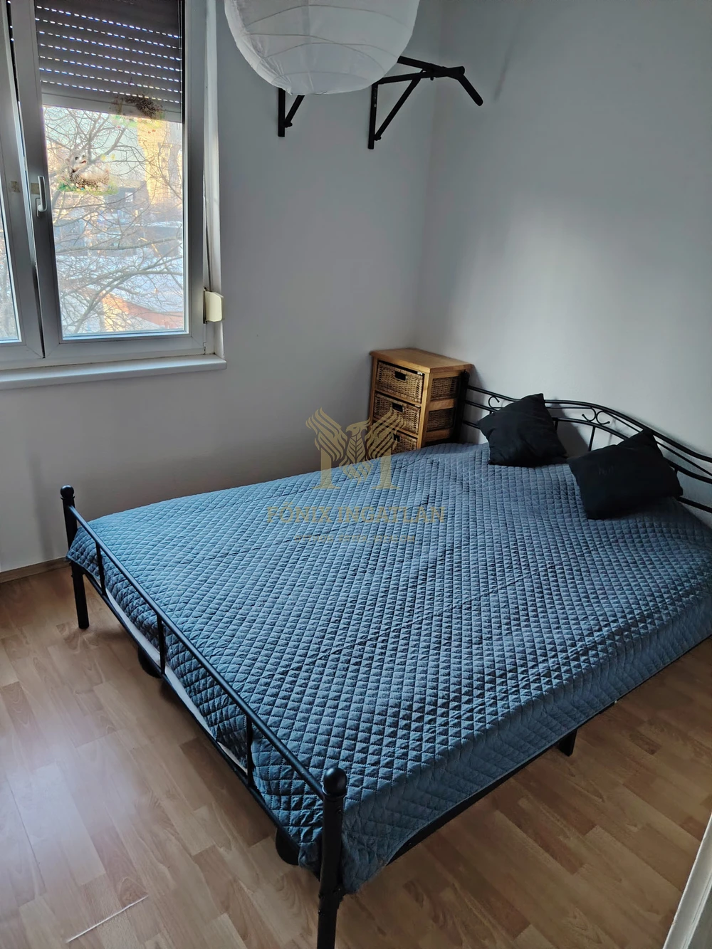 Eladó világos, erkélyes panellakás kiváló közlekedéssel