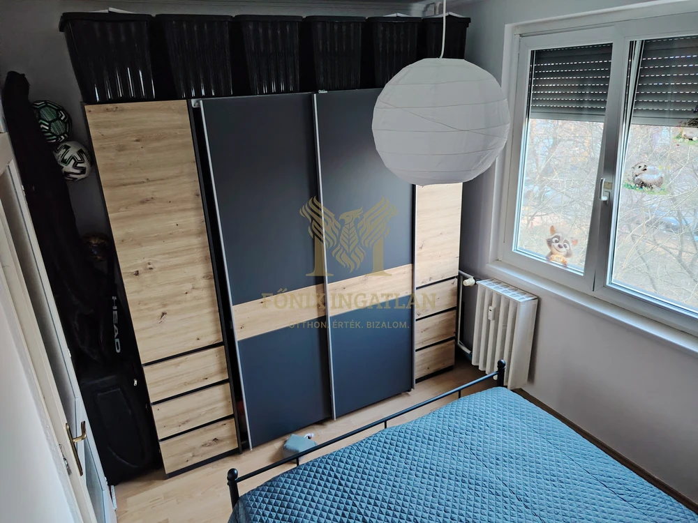 Eladó világos, erkélyes panellakás kiváló közlekedéssel