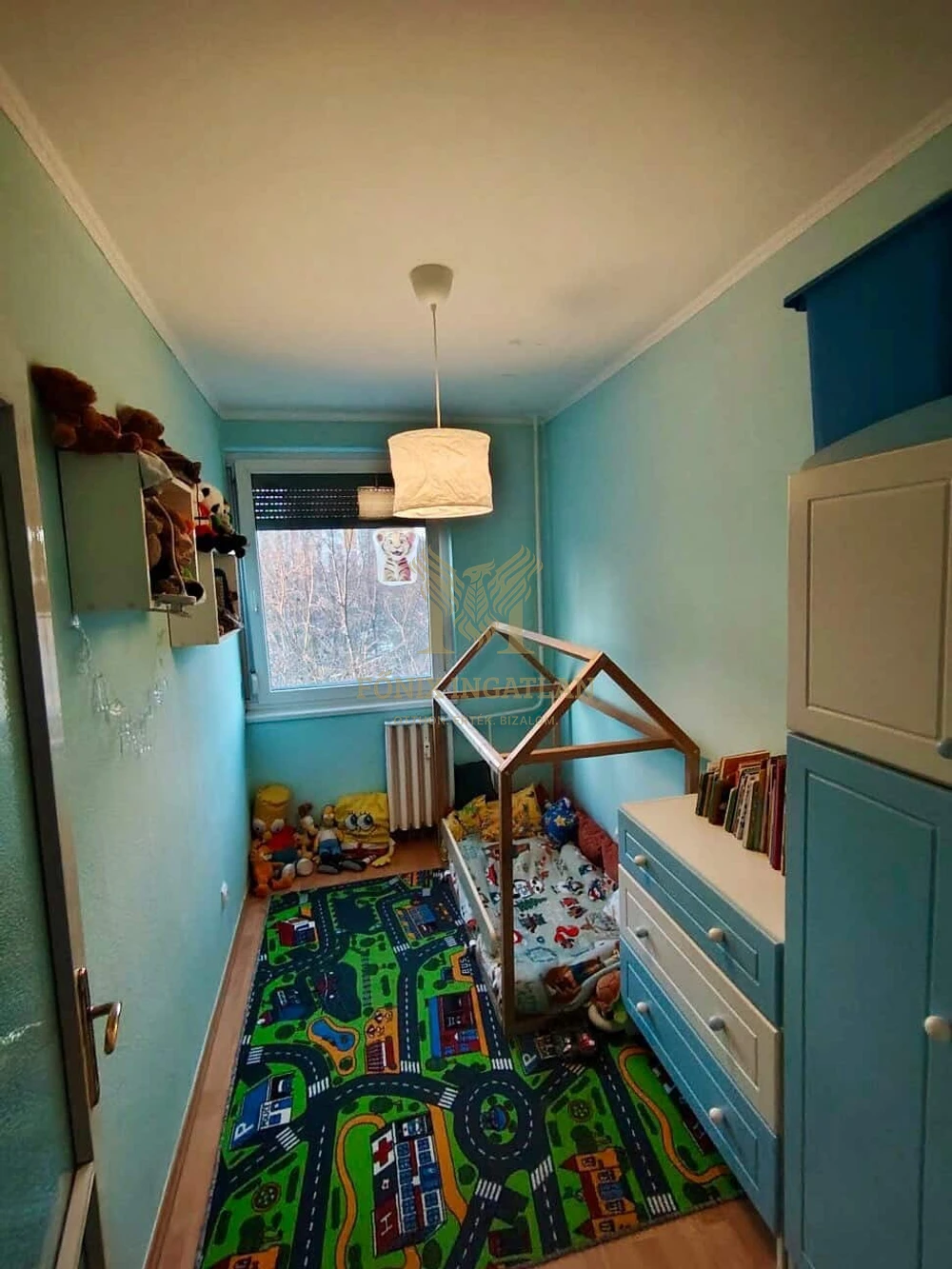 Eladó világos, erkélyes panellakás kiváló közlekedéssel