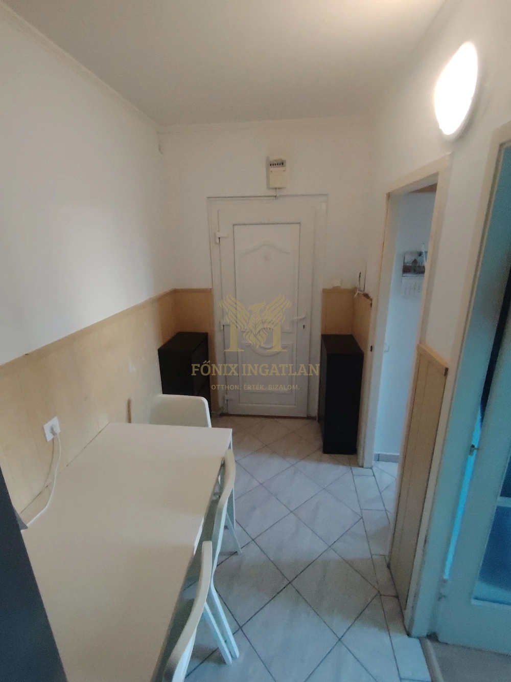 Eladó világos, erkélyes panellakás kiváló közlekedéssel