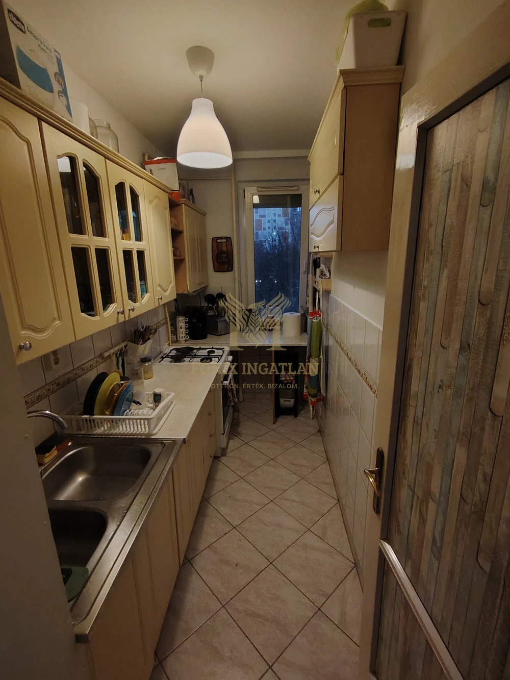 Eladó világos, erkélyes panellakás kiváló közlekedéssel