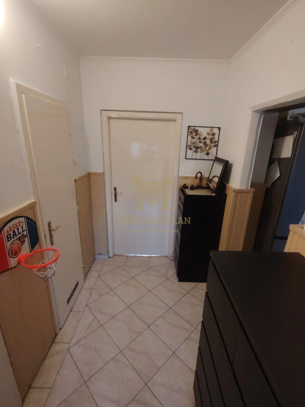 Eladó világos, erkélyes panellakás kiváló közlekedéssel