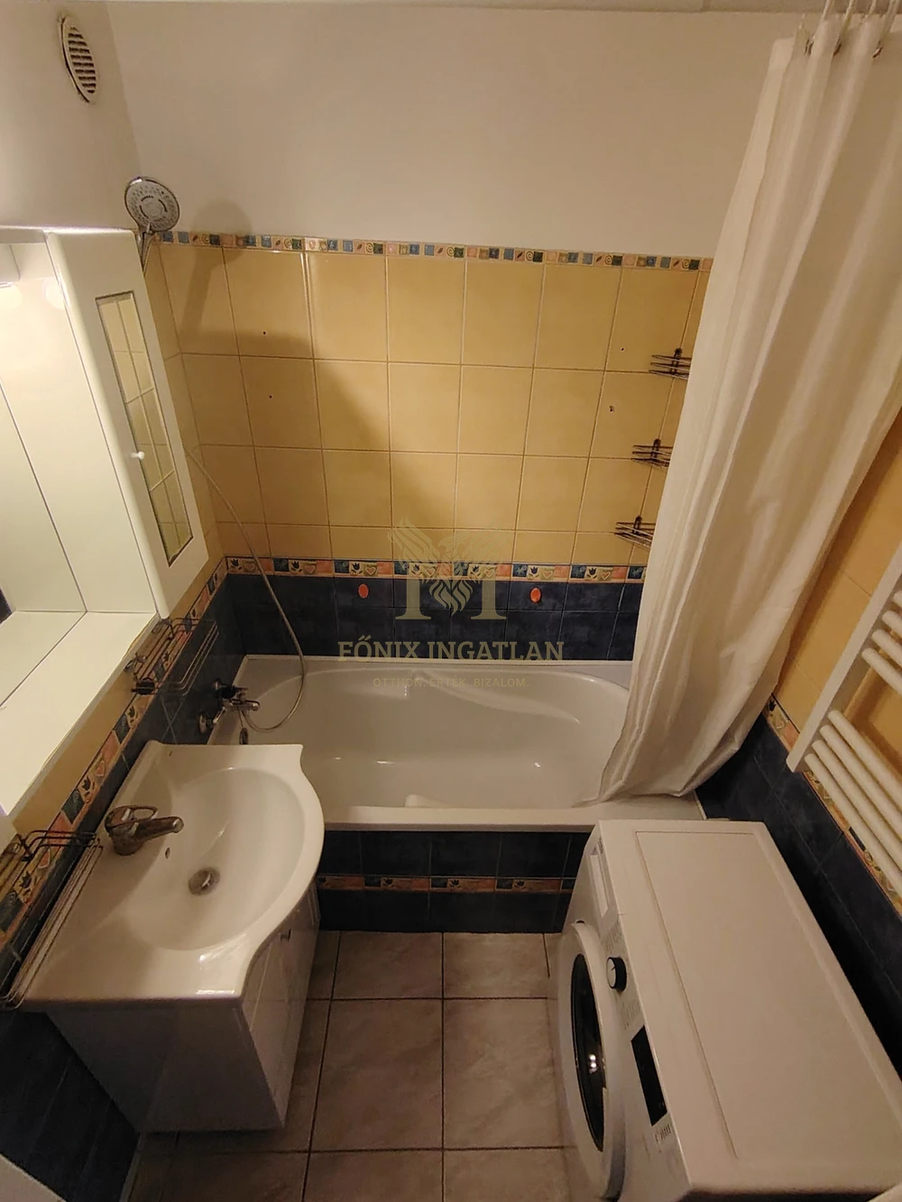 Eladó világos, erkélyes panellakás kiváló közlekedéssel