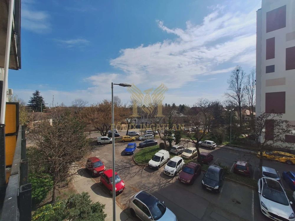 Eladó világos, erkélyes panellakás kiváló közlekedéssel