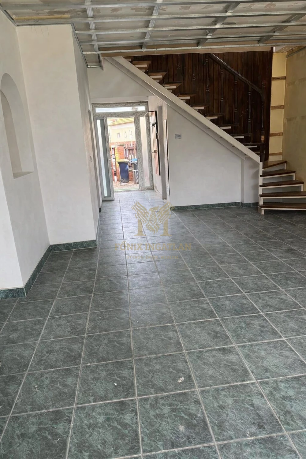 Kétgenerációs lehetőség a XVII. kerületben – Felújított ház, új tetővel, új nyílászáróval, üzlet + lakás egyben!