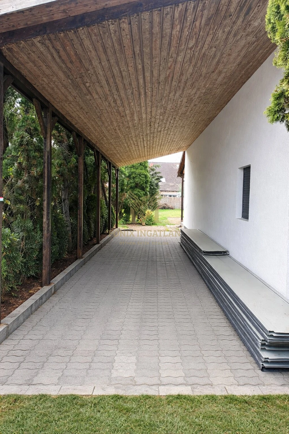 Kétgenerációs lehetőség a XVII. kerületben – Felújított ház, új tetővel, új nyílászáróval, üzlet + lakás egyben!