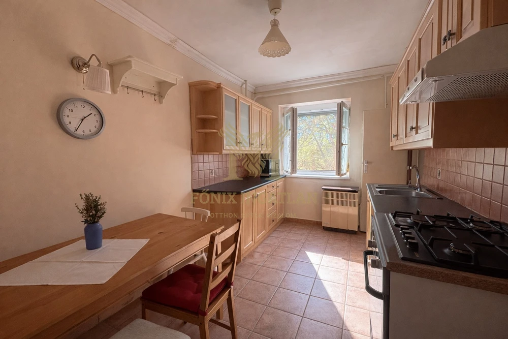 Parkra néző, erkélyes lakás eladó Vác kedvelt, csendes részén!