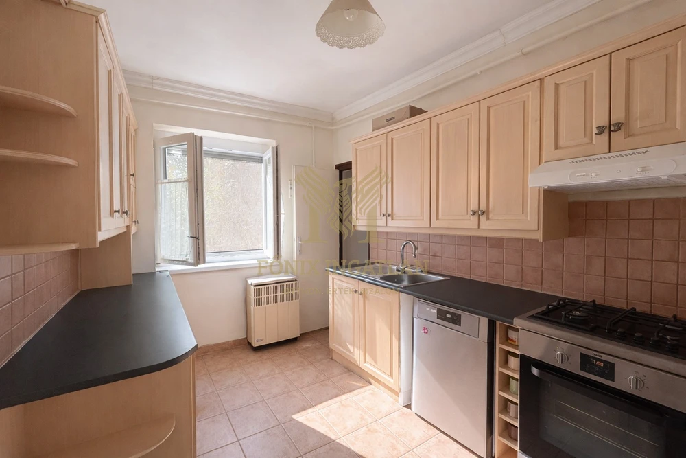 Parkra néző, erkélyes lakás eladó Vác kedvelt, csendes részén!