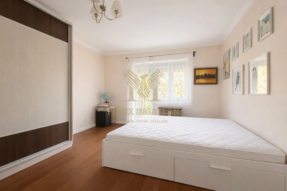 Parkra néző, erkélyes lakás eladó Vác kedvelt, csendes részén!