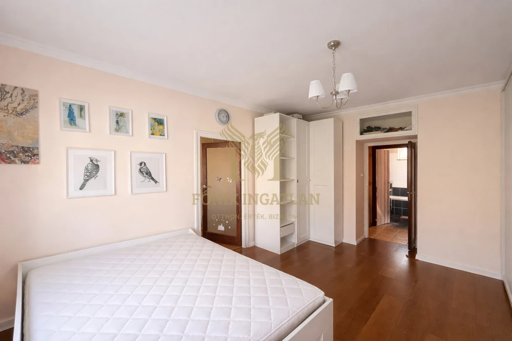 Parkra néző, erkélyes lakás eladó Vác kedvelt, csendes részén!