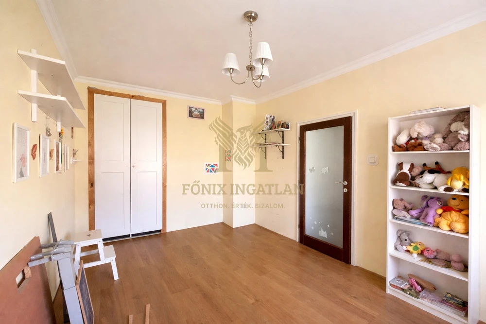 Parkra néző, erkélyes lakás eladó Vác kedvelt, csendes részén!