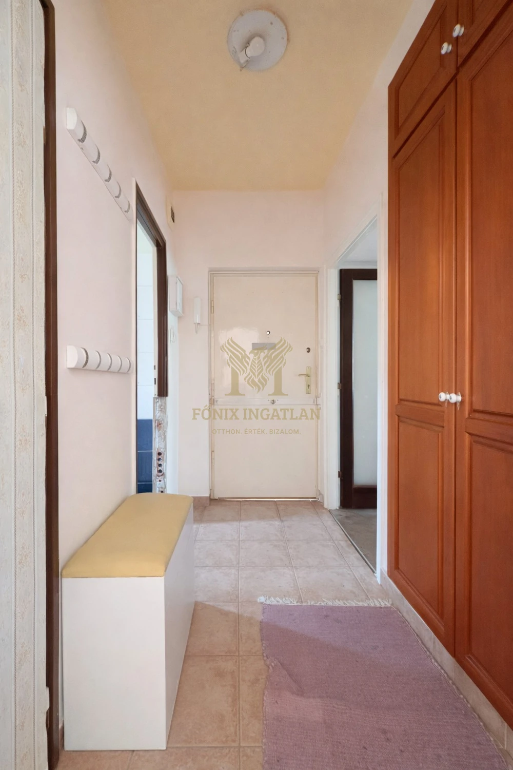 Parkra néző, erkélyes lakás eladó Vác kedvelt, csendes részén!