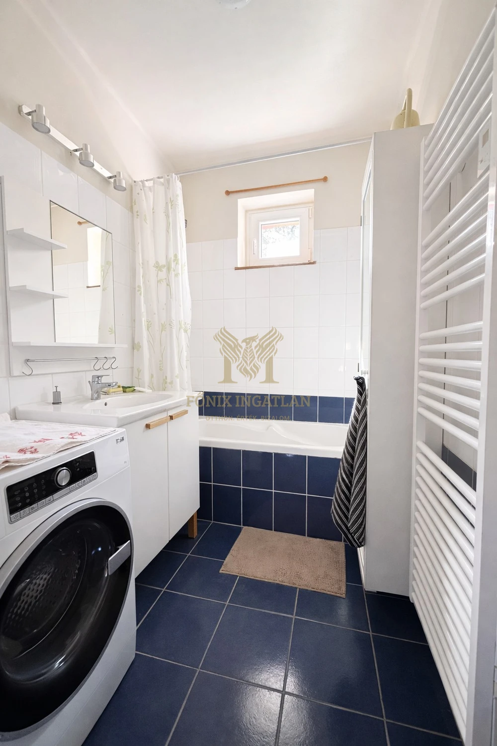 Parkra néző, erkélyes lakás eladó Vác kedvelt, csendes részén!