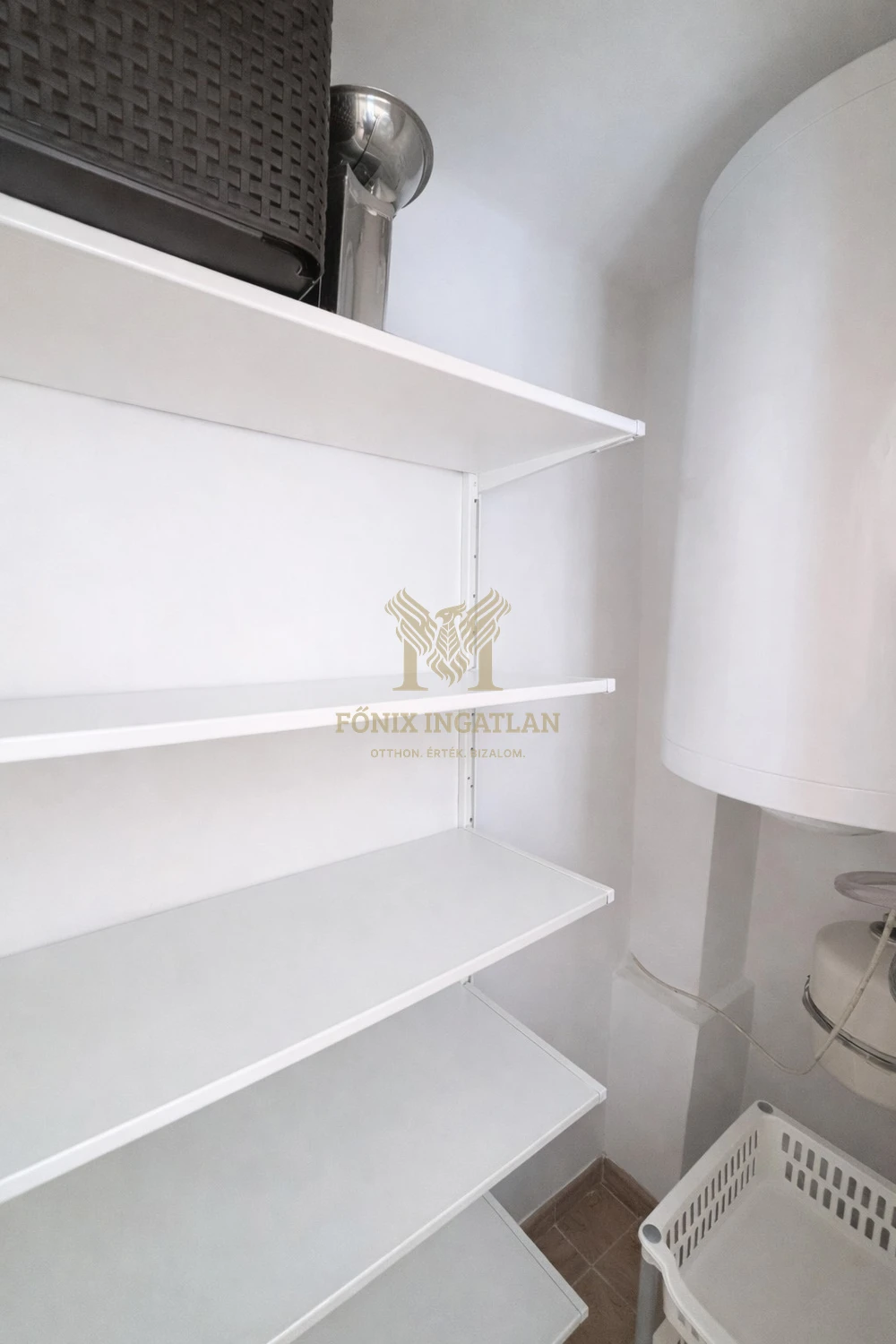 Parkra néző, erkélyes lakás eladó Vác kedvelt, csendes részén!