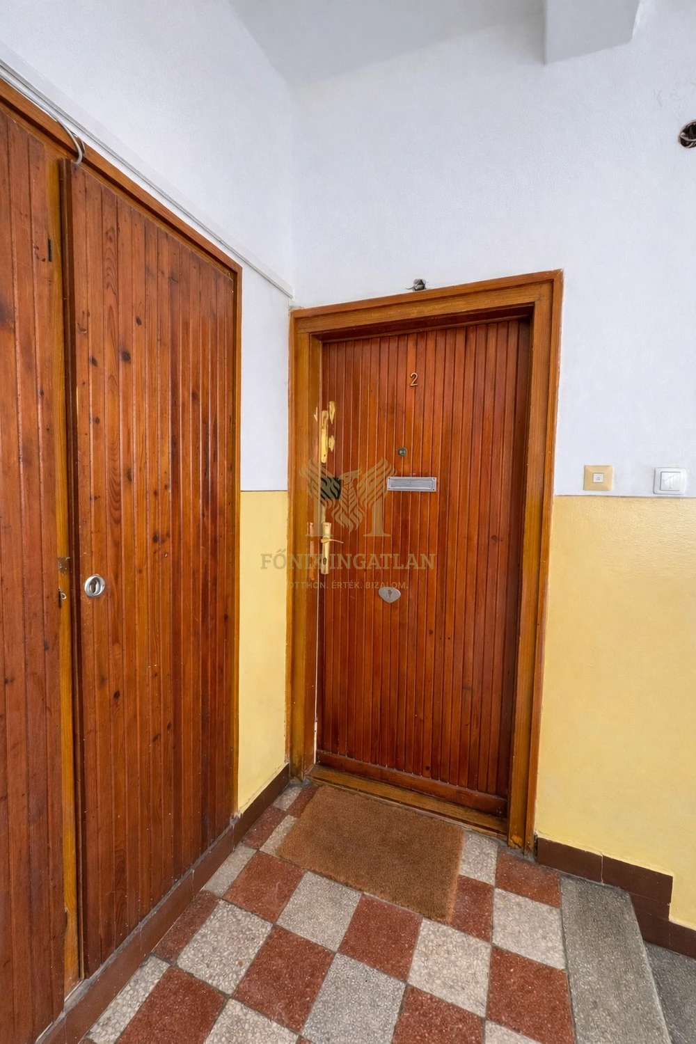 Parkra néző, erkélyes lakás eladó Vác kedvelt, csendes részén!