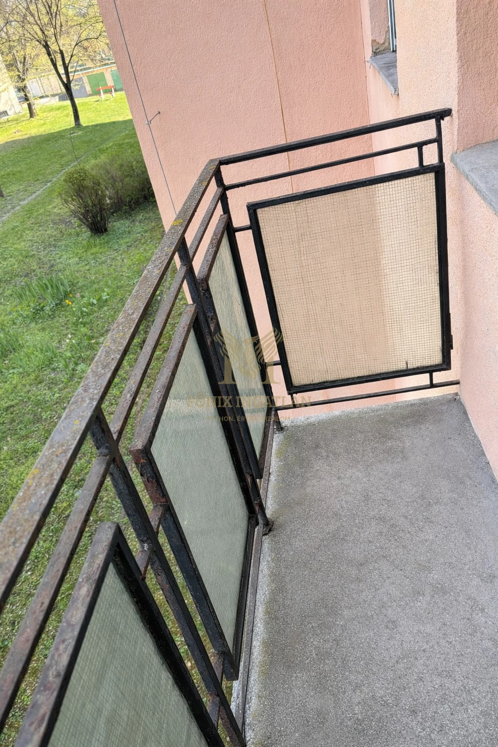 Parkra néző, erkélyes lakás eladó Vác kedvelt, csendes részén!