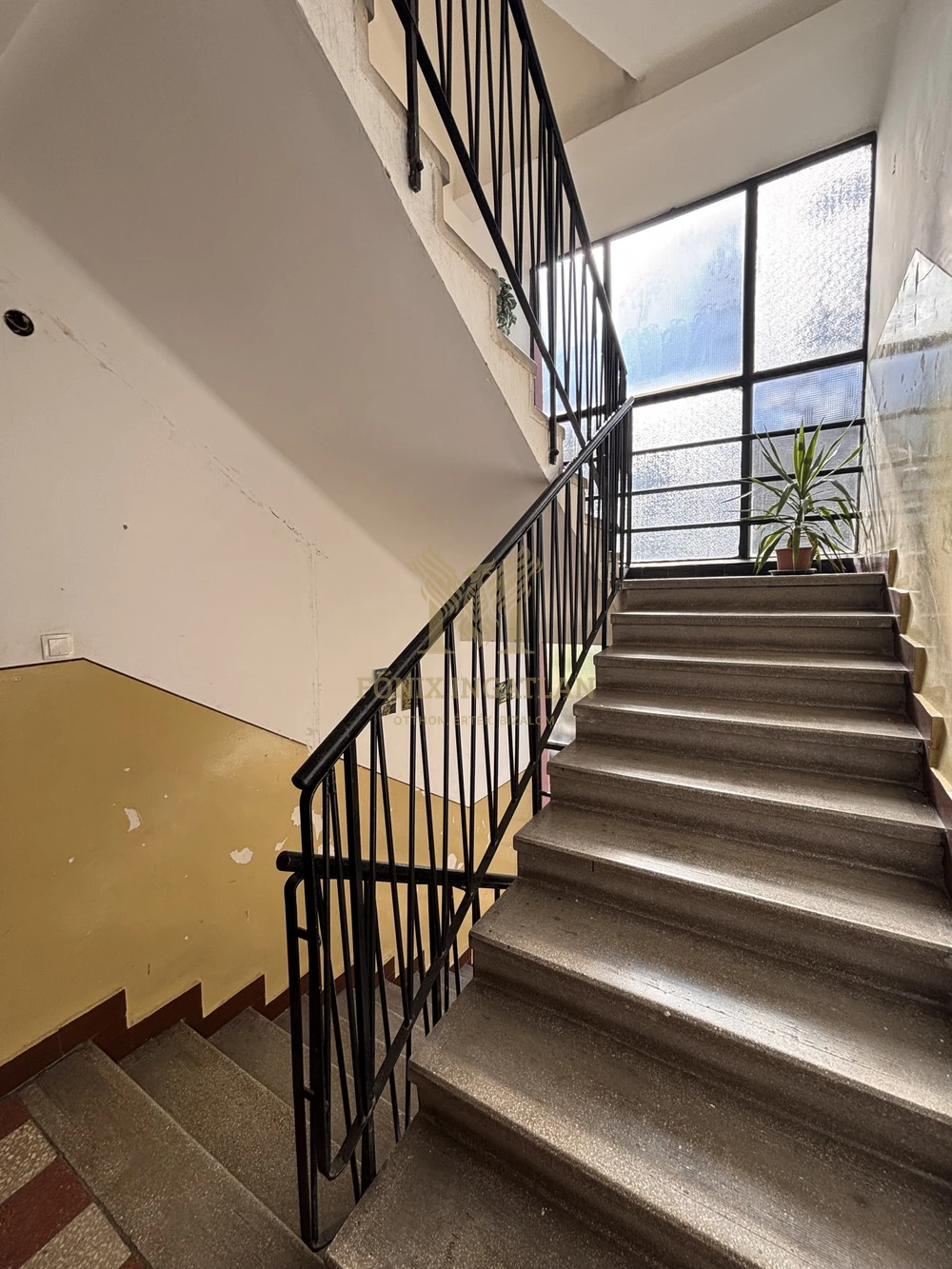 Parkra néző, erkélyes lakás eladó Vác kedvelt, csendes részén!