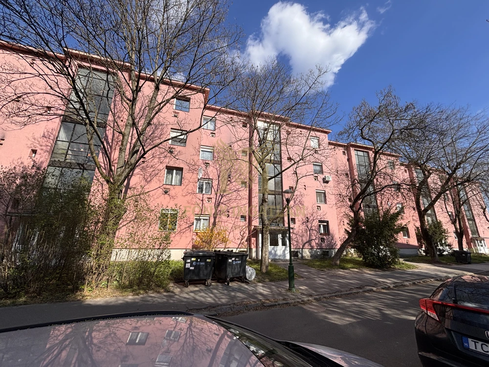 Parkra néző, erkélyes lakás eladó Vác kedvelt, csendes részén!