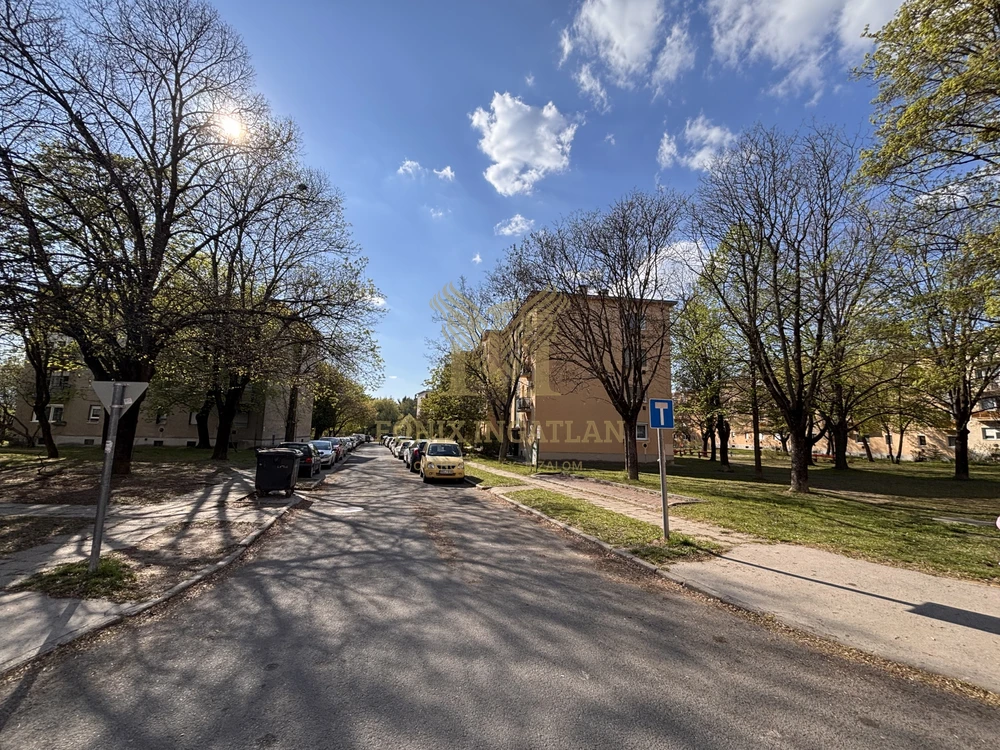 Parkra néző, erkélyes lakás eladó Vác kedvelt, csendes részén!