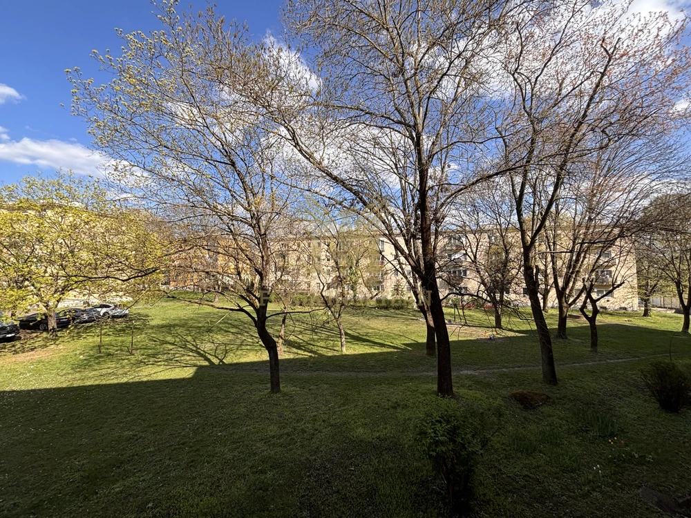 Parkra néző, erkélyes lakás eladó Vác kedvelt, csendes részén!