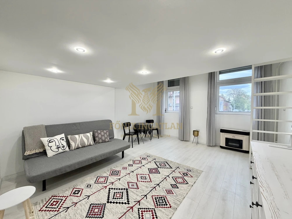 Teljeskörűen felújított, galériás garzon Csepel központjában - terasszal