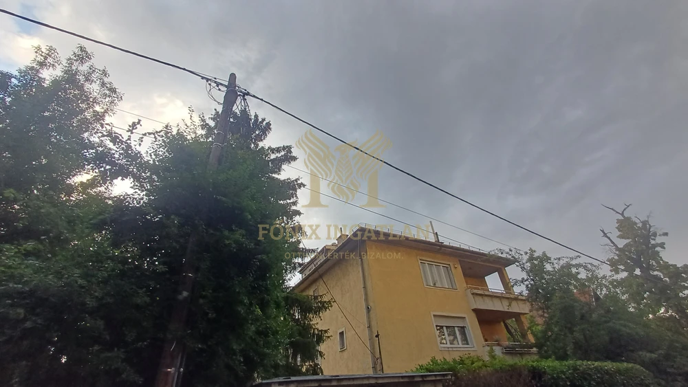 KERTRE NÉZŐ, CSENDES, FÖLDSZINTI LAKÁS ELADÓ A 2. KERÜLETBEN!