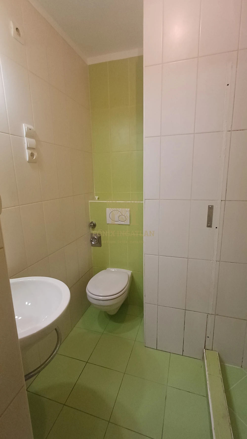 KERTRE NÉZŐ, CSENDES, FÖLDSZINTI LAKÁS ELADÓ A 2. KERÜLETBEN!
