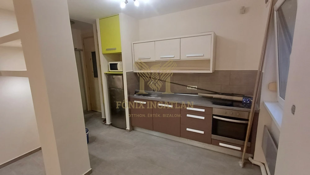 KERTRE NÉZŐ, CSENDES, FÖLDSZINTI LAKÁS ELADÓ A 2. KERÜLETBEN!