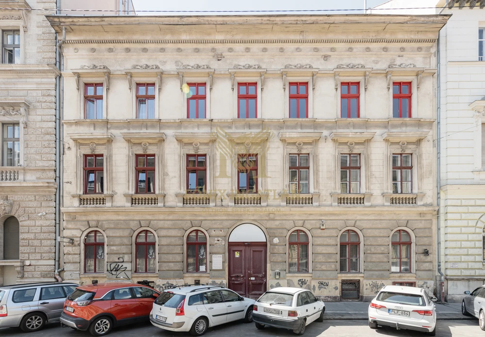 ANDRÁSSY ÚT KÖZELÉBEN – AZONNAL KÖLTÖZHETŐ, TELJESEN BERENDEZETT LUXUSOTTHON!