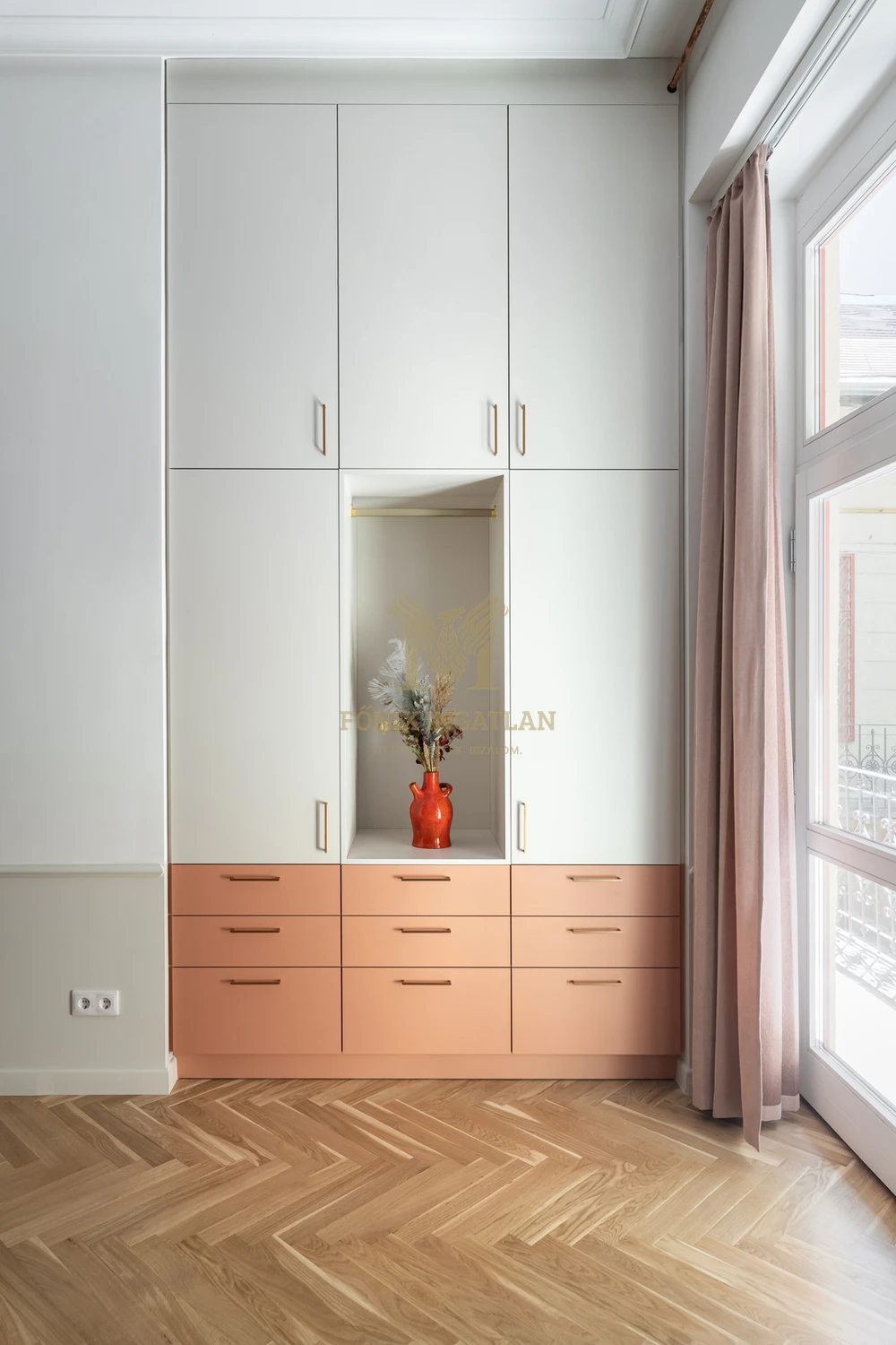 LUXUS, ELEGANCIA ÉS NAGYPOLGÁRI ÉLETÉRZÉS – EGY KARNYÚJTÁSNYIRA AZ ANDRÁSSY ÚTTÓL!