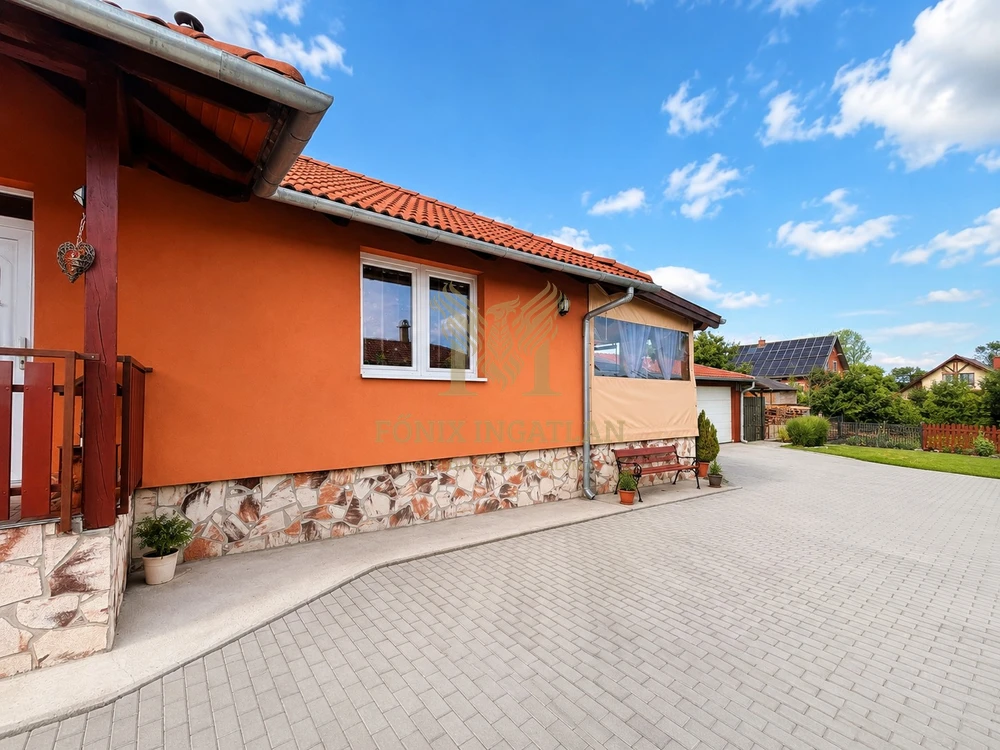 Modern otthon hatalmas telekkel és 60 m²-es garázzsal Erdőkertesen!
