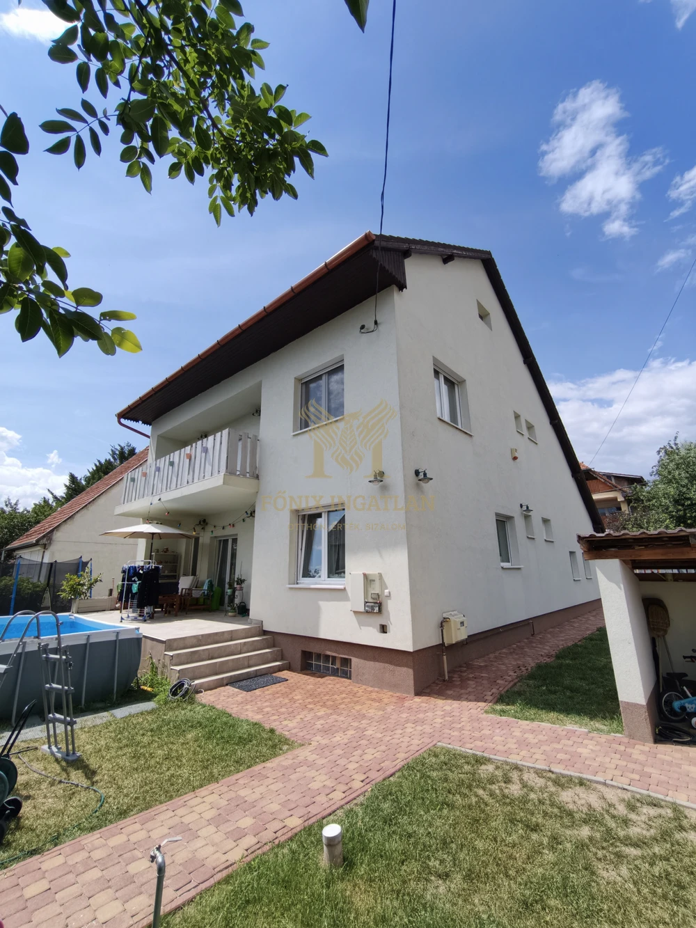 Eladó felújított, modern családi ház Érden