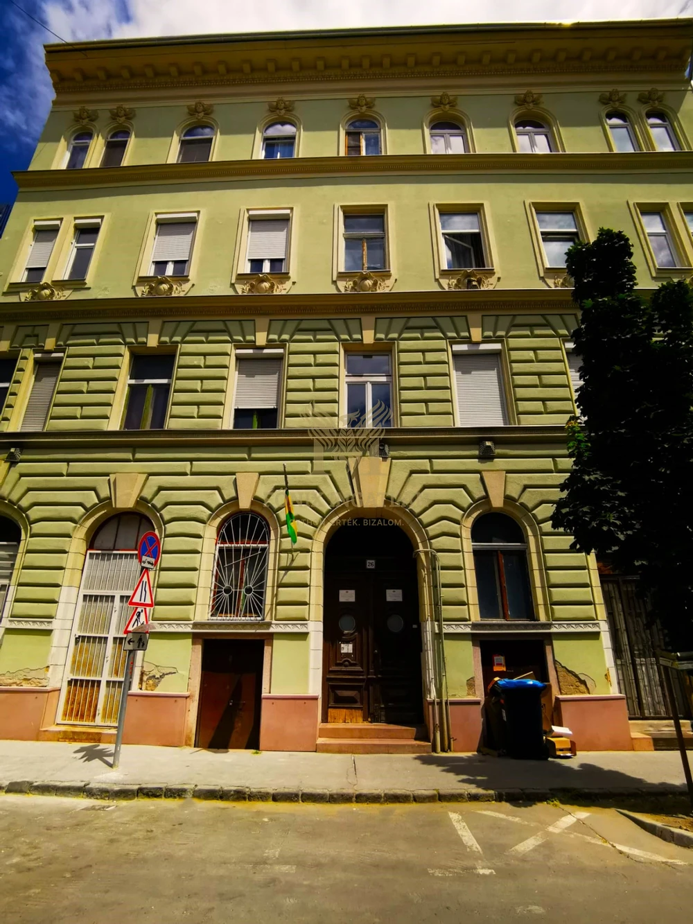 Eladó felújított téglalakás a VIII. kerületben