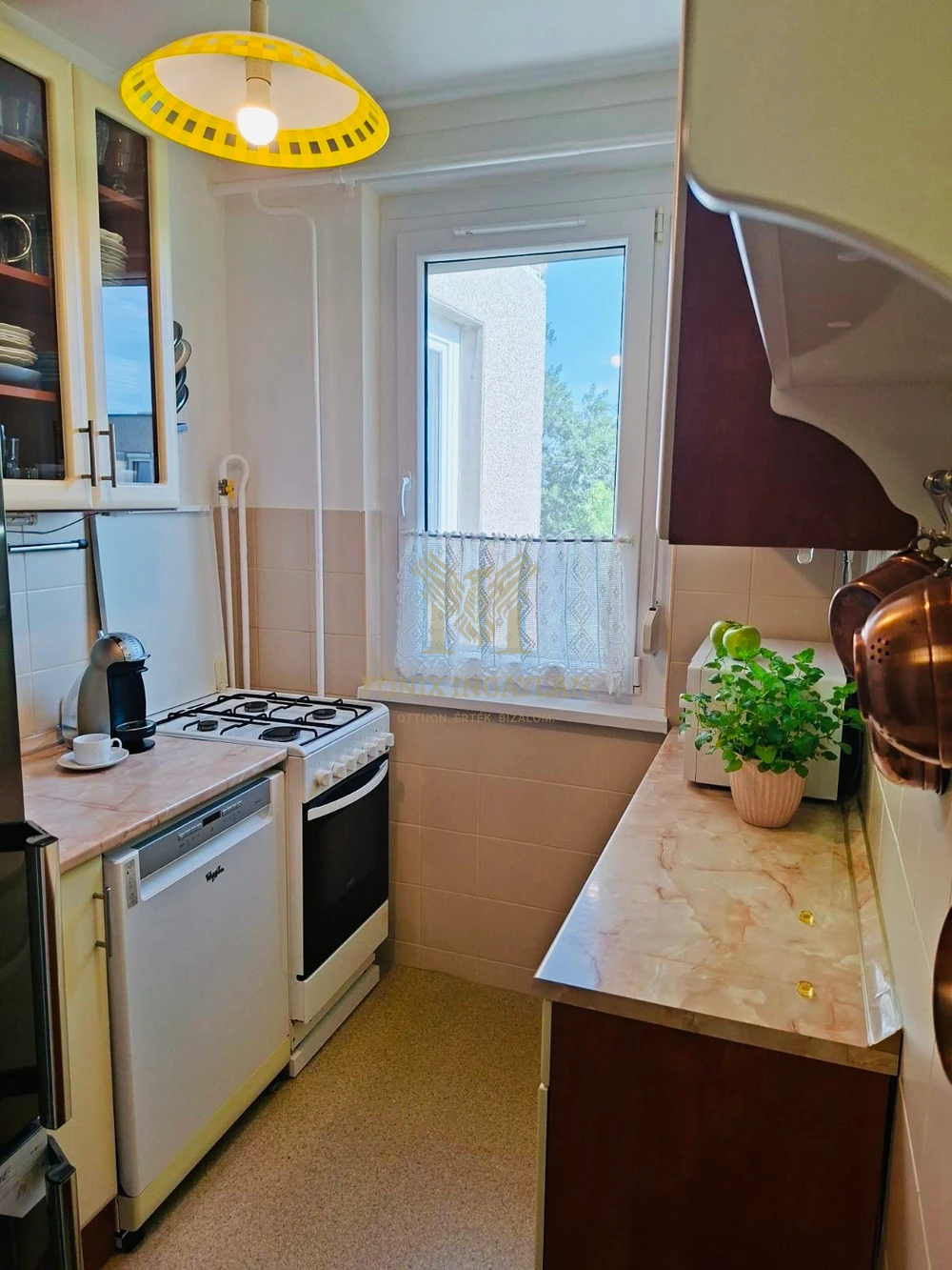 Kivételesen csendes, napfényes, 73 m²-es, 4 szobás lakás eladó a XVII. kerület közkedvelt részén, az Újlak utcában!
