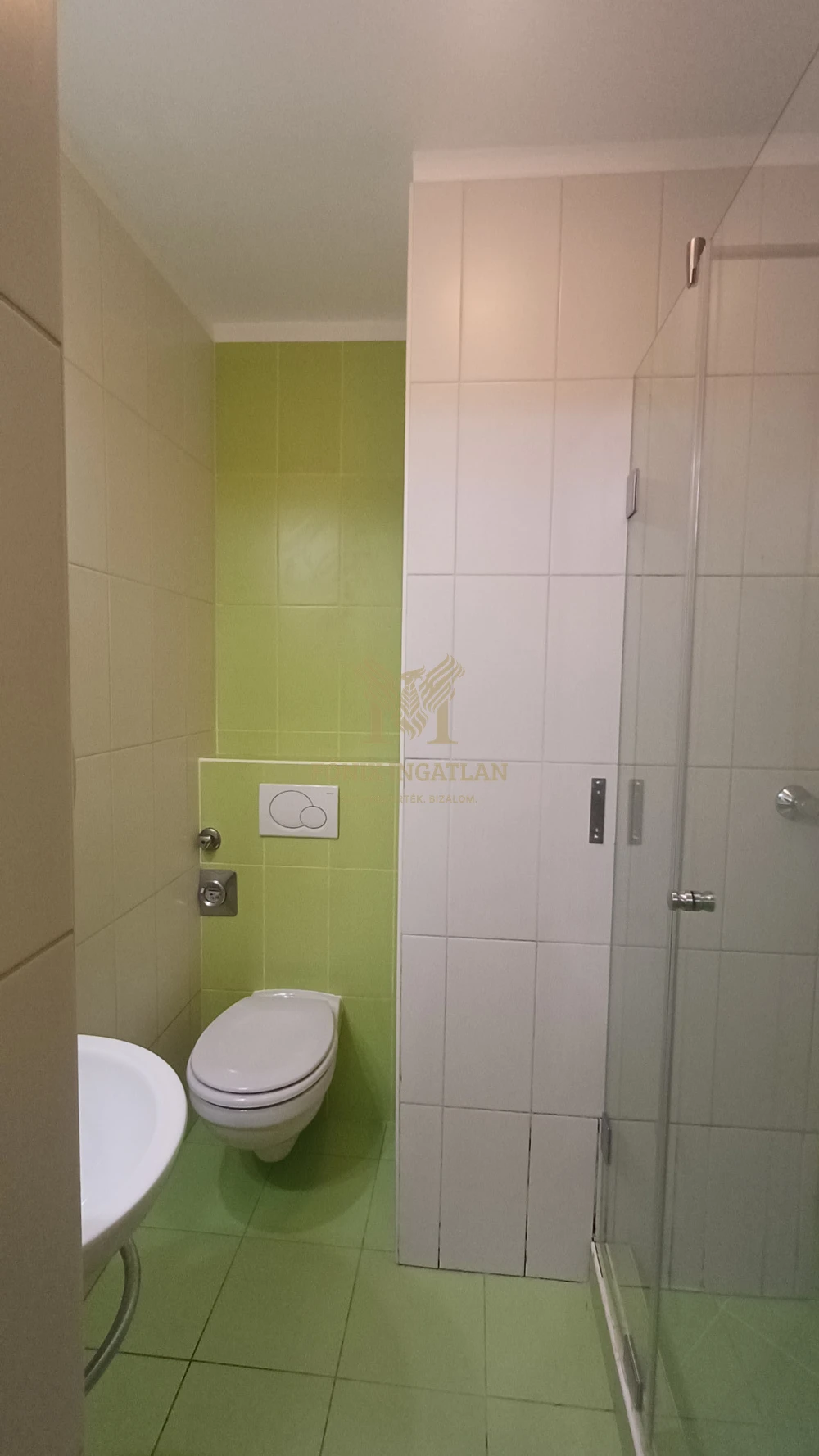 KERTRE NÉZŐ, CSENDES, FÖLDSZINTI LAKÁS ELADÓ A 2. KERÜLETBEN!