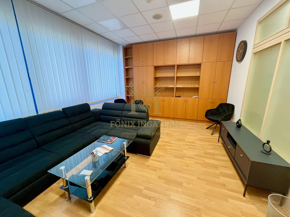 Kiadó modern IRODA Debrecen egyik legfrekventáltabb pontján –  Simonyi kapu üzletház
