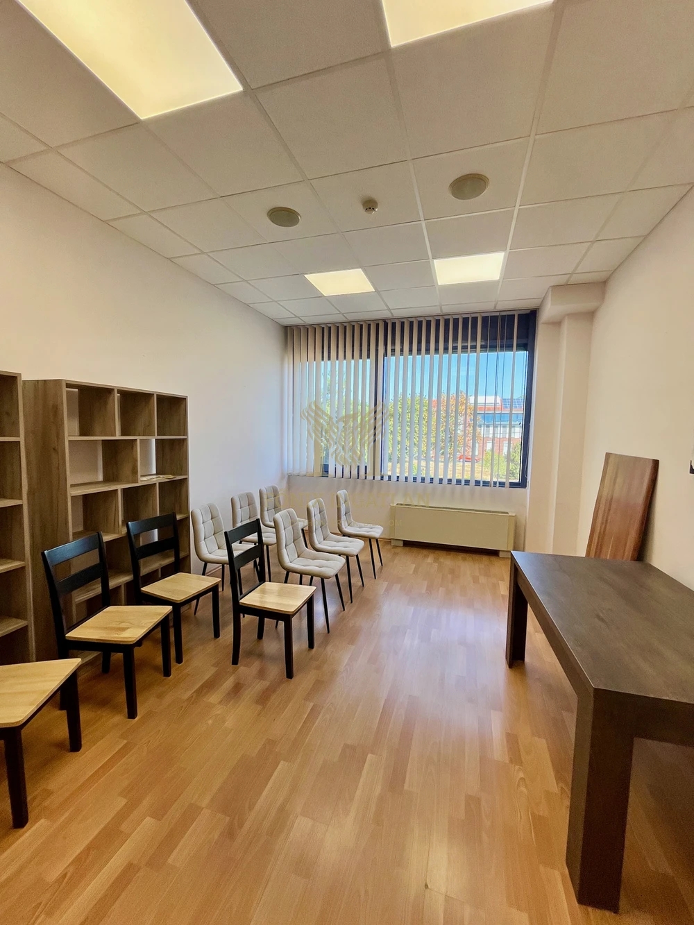 Kiadó modern IRODA Debrecen egyik legfrekventáltabb pontján – Simonyi kapu üzletház