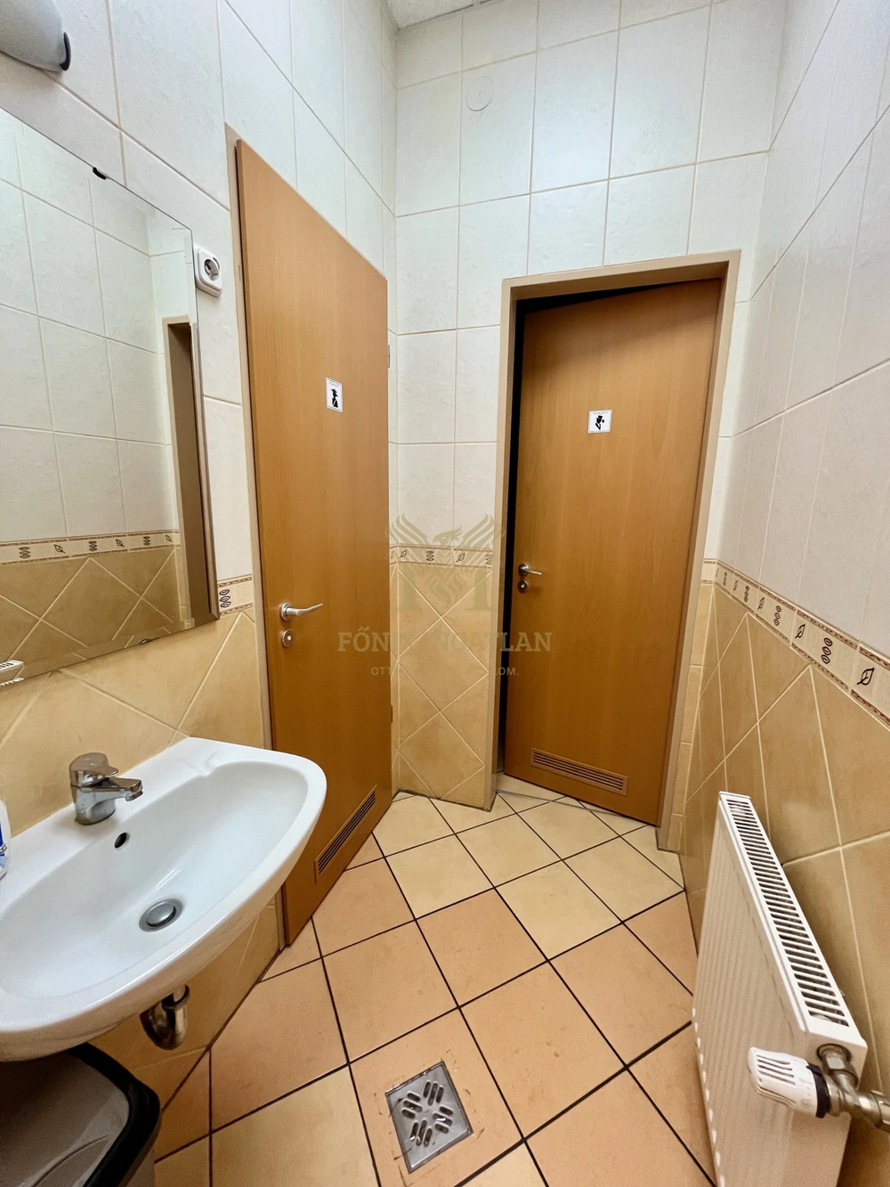 Kiadó modern IRODA Debrecen egyik legfrekventáltabb pontján – Simonyi kapu üzletház