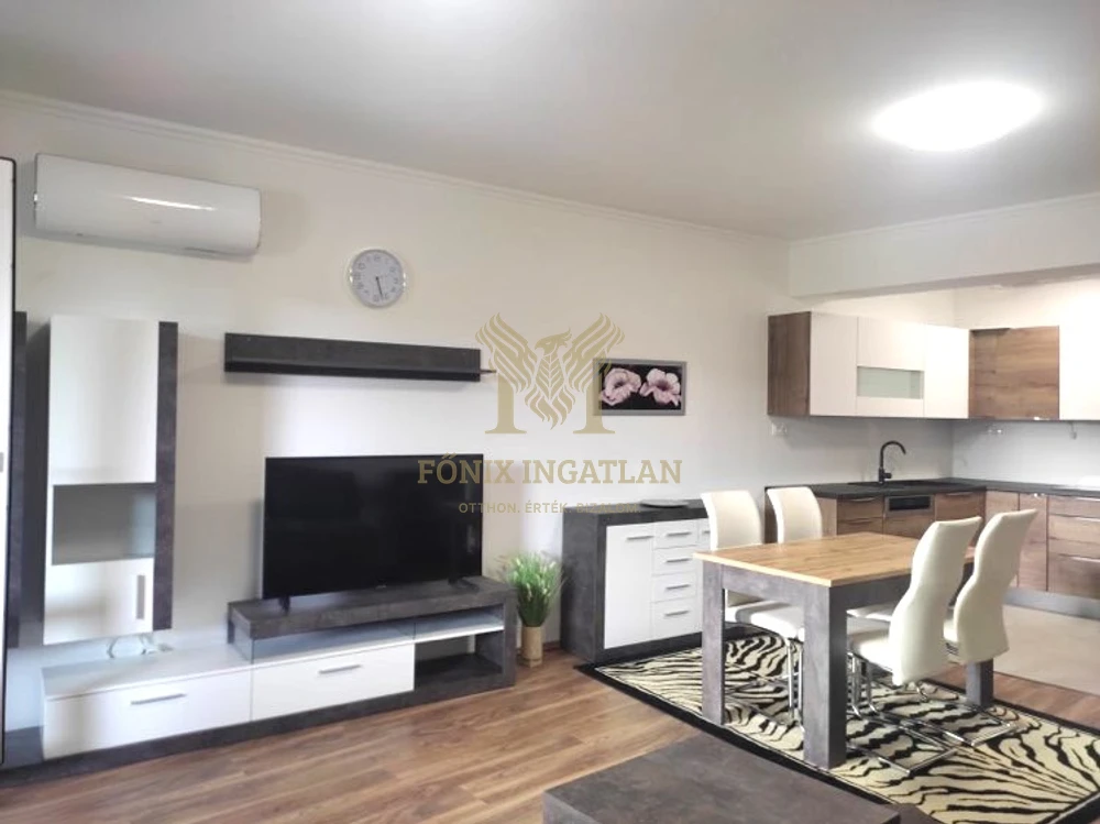 MODERN BELVÁROSI LAKÁS 20 M²-ES ERKÉLLYEL KIADÓ!