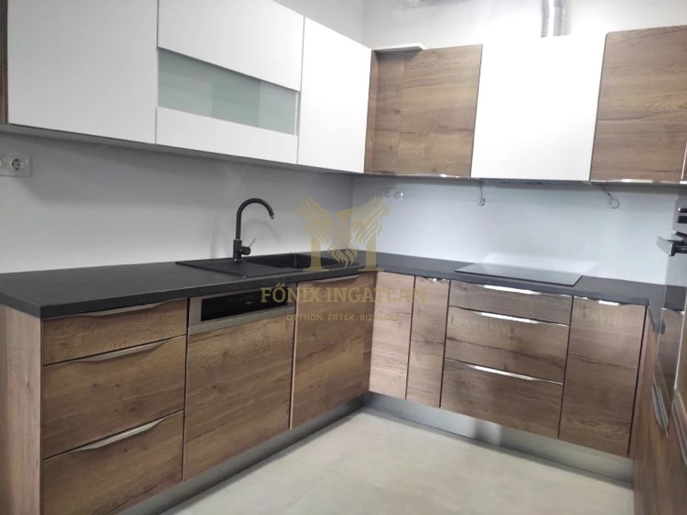 MODERN BELVÁROSI LAKÁS 20 M²-ES ERKÉLLYEL KIADÓ!