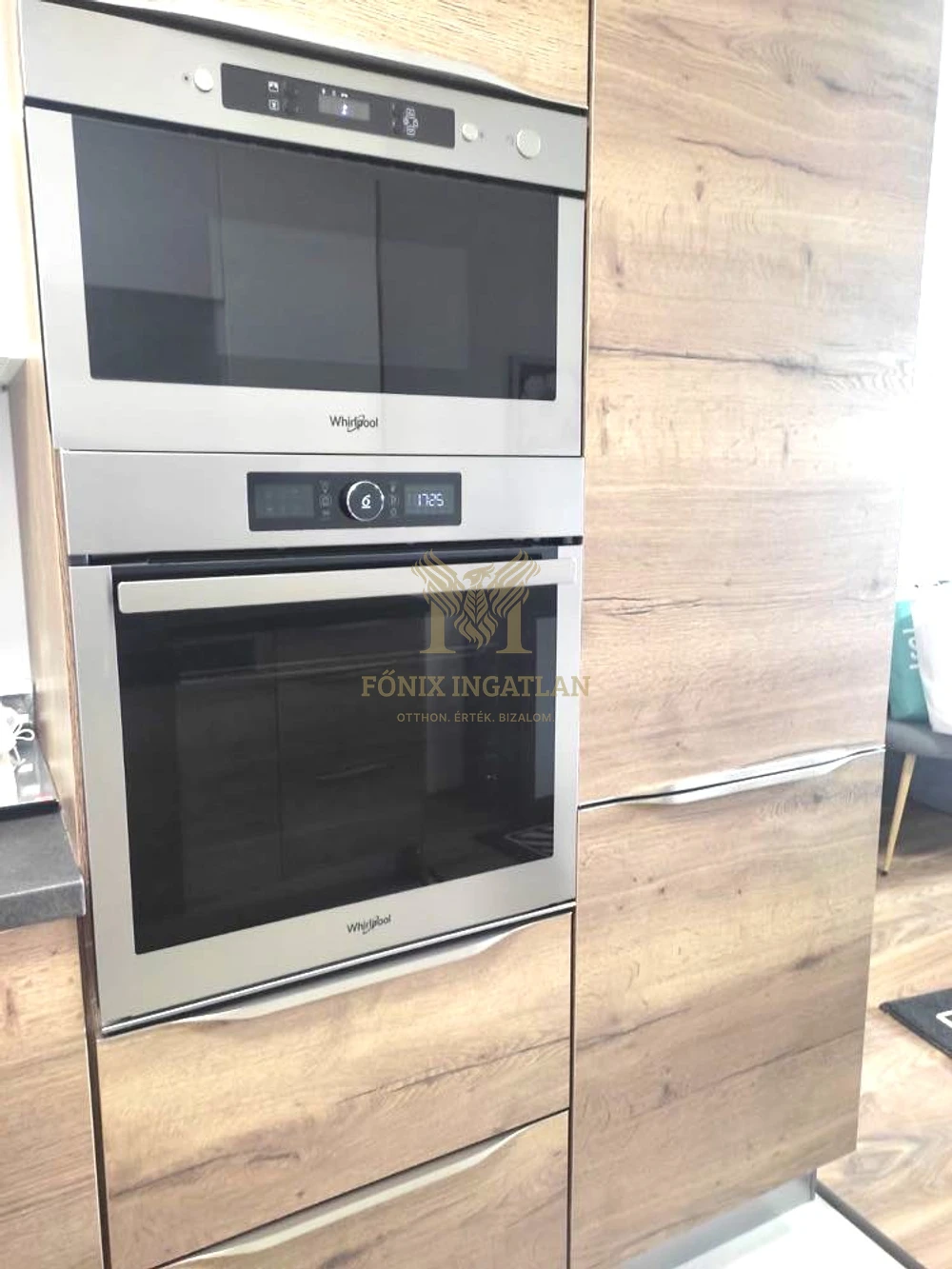 MODERN BELVÁROSI LAKÁS 20 M²-ES ERKÉLLYEL KIADÓ!