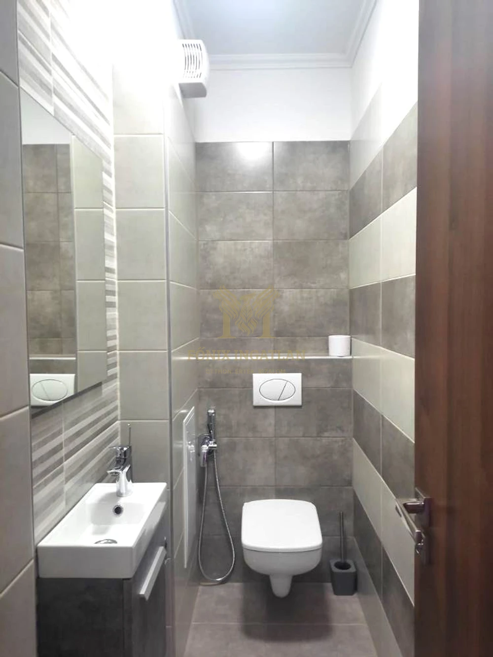 MODERN BELVÁROSI LAKÁS 20 M²-ES ERKÉLLYEL KIADÓ!