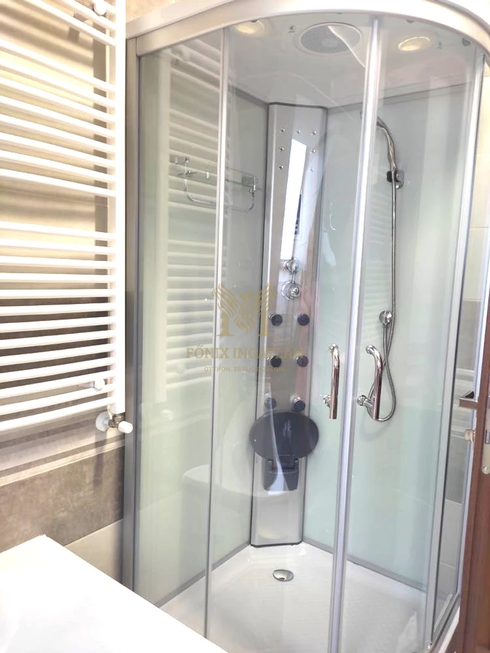 MODERN BELVÁROSI LAKÁS 20 M²-ES ERKÉLLYEL KIADÓ!
