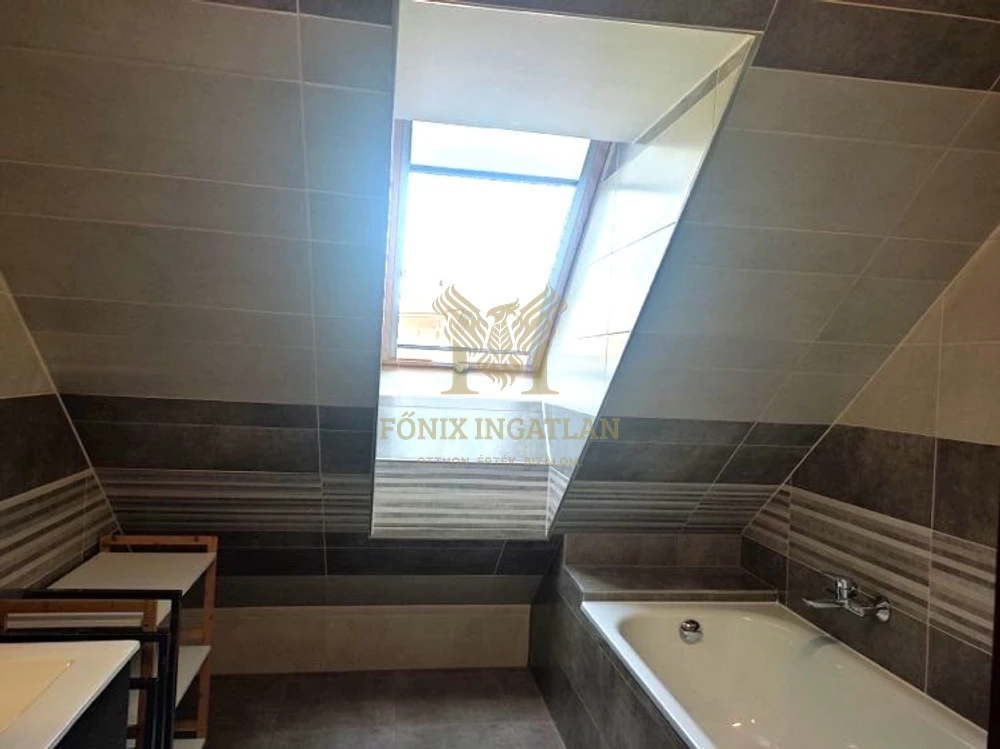 MODERN BELVÁROSI LAKÁS 20 M²-ES ERKÉLLYEL KIADÓ!