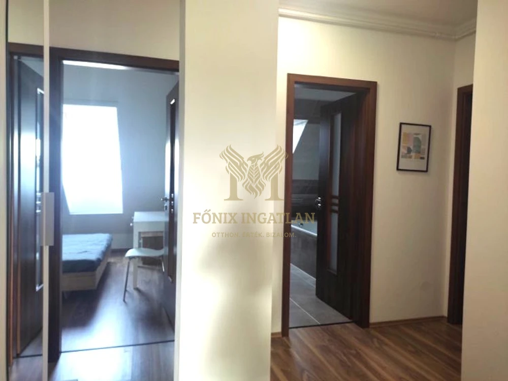 MODERN BELVÁROSI LAKÁS 20 M²-ES ERKÉLLYEL KIADÓ!